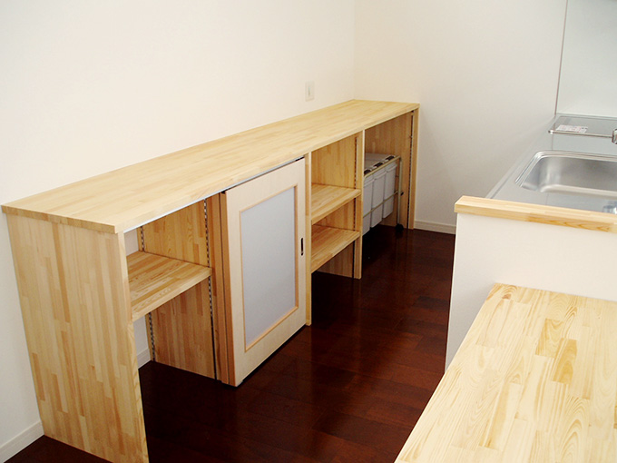 キッチン造作棚　R屋根のガレージハウス