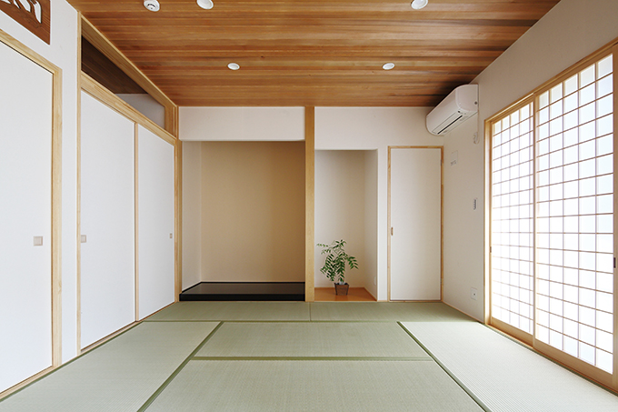 天井の木板がナチュラルな和室