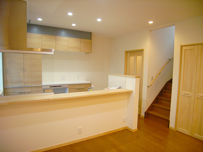 低めのカウンターキッチンで繋がりを感じるLDK