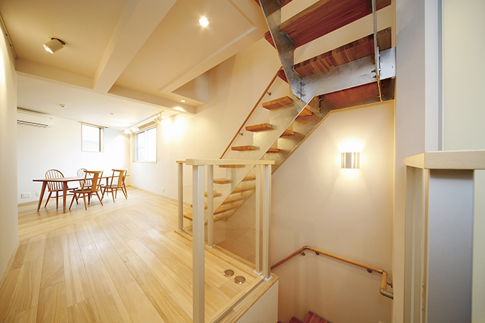 異素材が違和感なく使用されたリビング