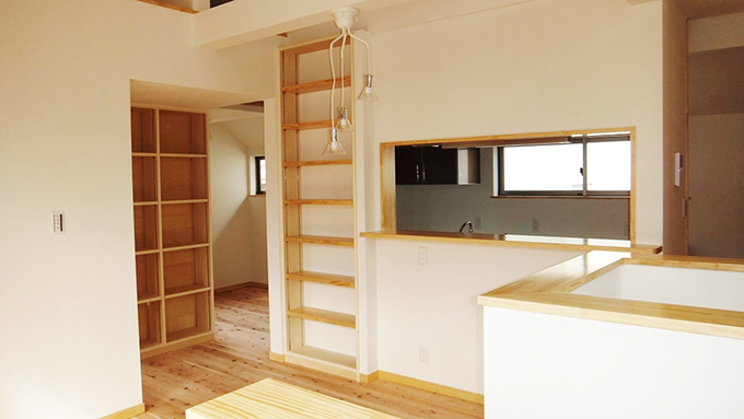 壁面収納が並ぶリビングの眺め