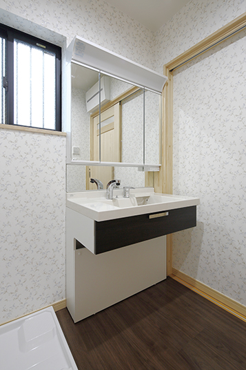 小花柄の壁紙が可愛らしい洗面室