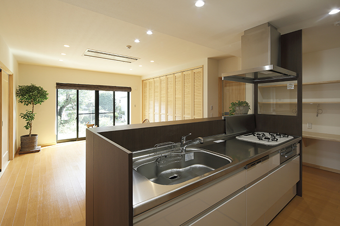 キッチンからリビングを眺める