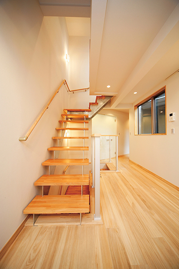 吹き抜けが開放感を与える階段