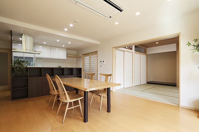 和室への扉を開放し広々空間のLDK