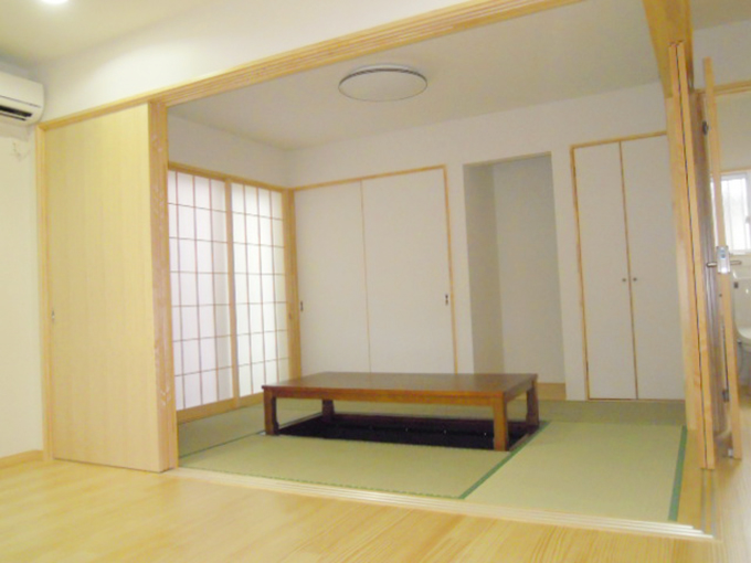 掘り炬燵を囲う和室