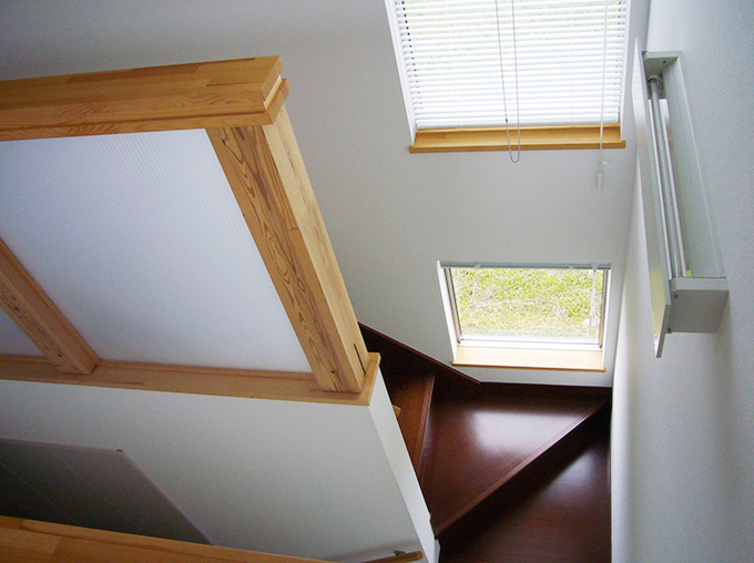 階段窓　R屋根のガレージハウス