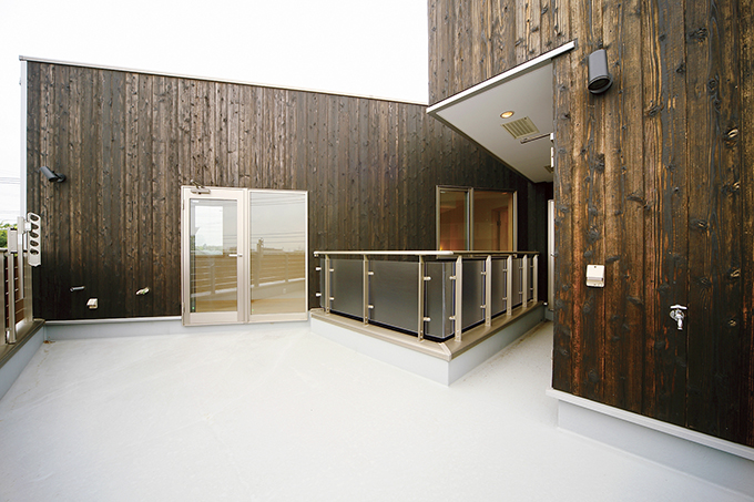 各部屋を繋ぐ広々バルコニー