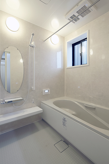 丸長の鏡が印象的なバスルーム