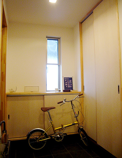 玄関　R屋根のガレージハウス