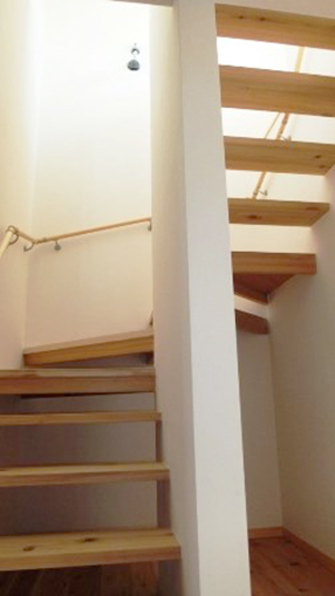 U字に伸びる無垢材板の階段