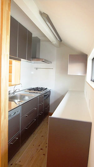 広い作業スペースのあるキッチン