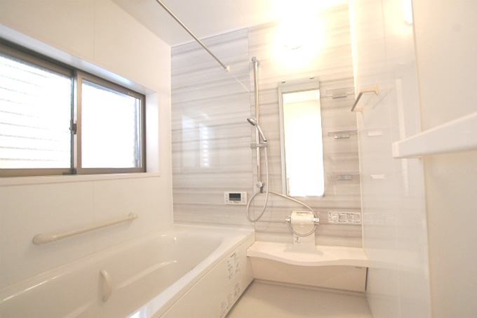 ホワイト系色で統一したバスルーム