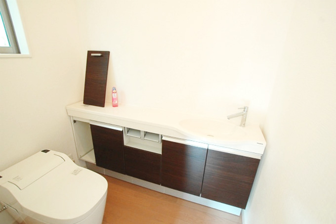 シンプルで機能的なトイレ