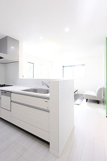 モザイクタイルを施した対面キッチン