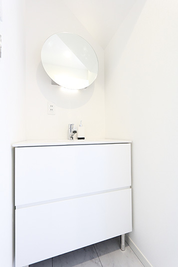 セパレートスタイルの洗面台は階段下を有効活用