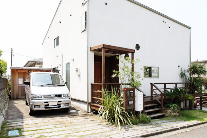 スッキリとした外観にウッドデッキのアクセント