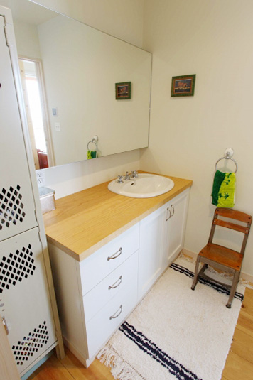 造作の洗面にインテリアが映える