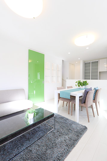 グリーンの引戸がアクセントのLDK