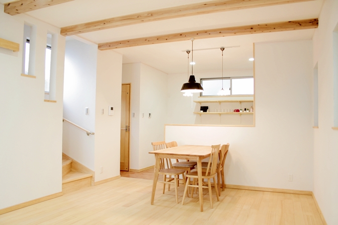 現わしの梁が見える天井