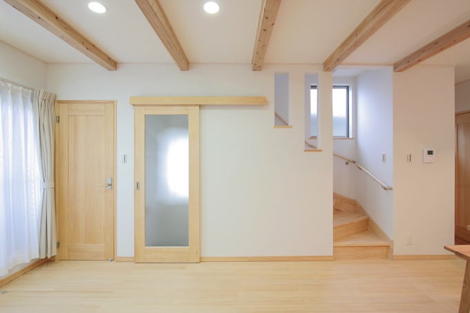 建具(ドア)もすべてパインの無垢材
