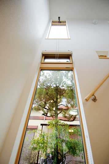 リビング階段吹き抜け部の窓