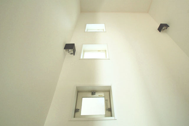 階段のスクエア小窓