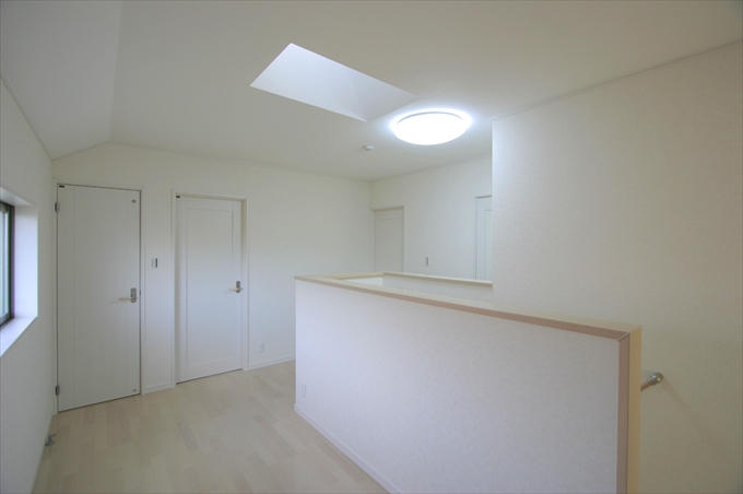 天窓から光が差し込む２階ホール