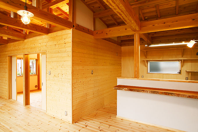 キッチンそばのカウンター