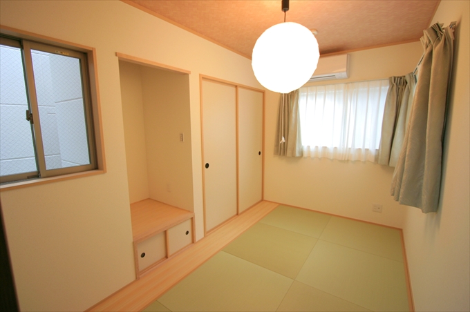 琉球畳風の和紙畳と大壁造りの壁にて、シンプルで明るい仏間