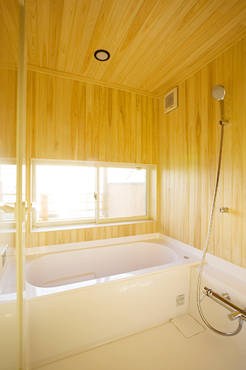 採光たっぷりのバスルーム