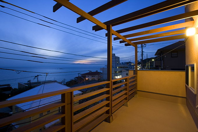 バルコニーから海を眺める