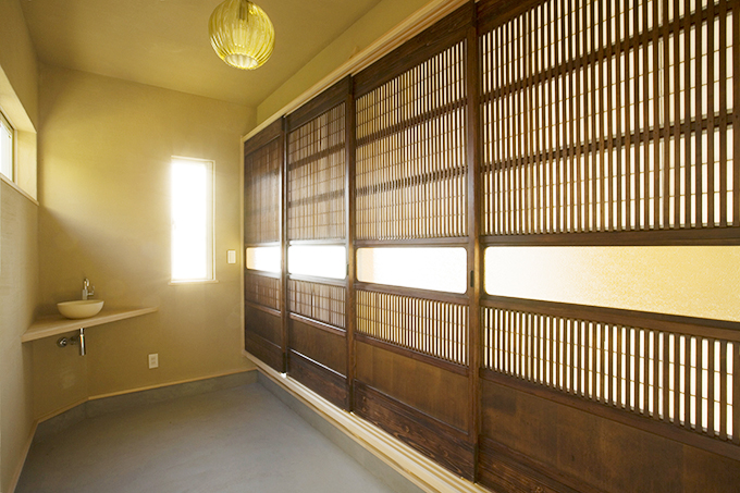 格子戸から漏れる日の光