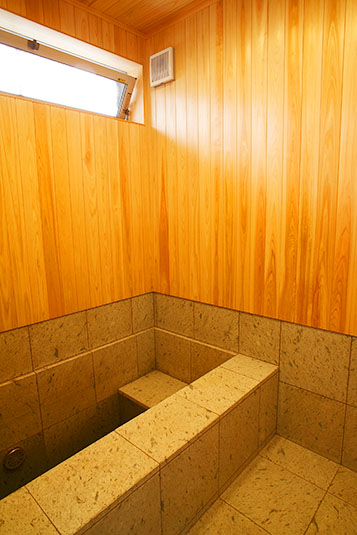 石と木をふんだんに使ったバスルーム