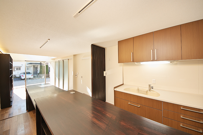 段差のあるテーブルが並ぶダイニングキッチン