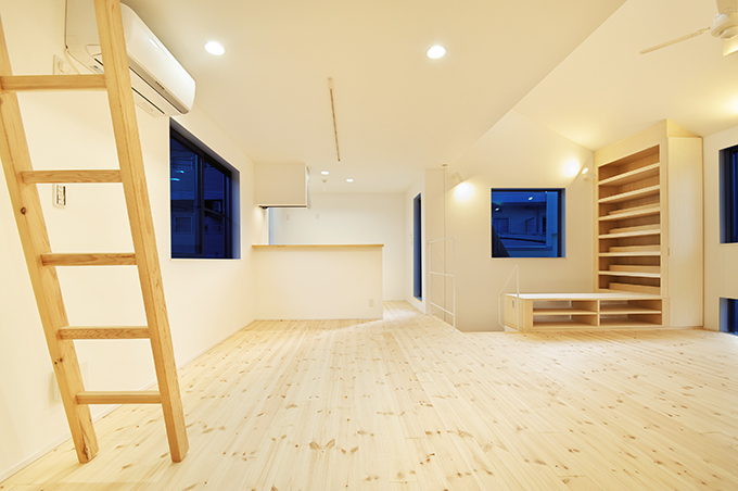 夜景を切り取るクリーム調のLDK