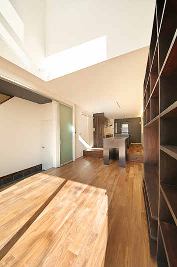 奥行きを感じる縦長の空間