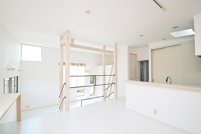 白と無垢材を基調とした優しいキッチン