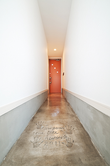 カラフルな玄関ドアとオリジナル手形が迎える玄関