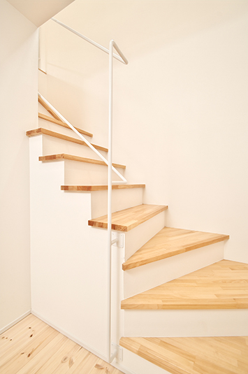 緩やかなカーブと色合いの階段