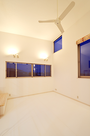 夜景が映える白を基調とした部屋