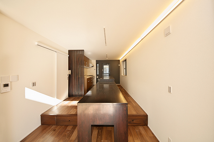 直線的に伸びるテーブルを囲うダイニング