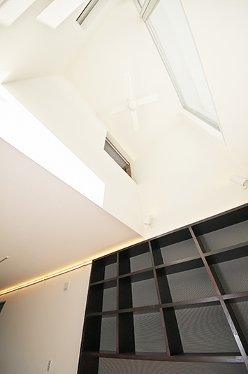 コントラスのきいたシックな壁収納