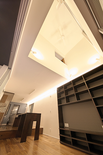 明るい吹き抜けで開放的なリビング