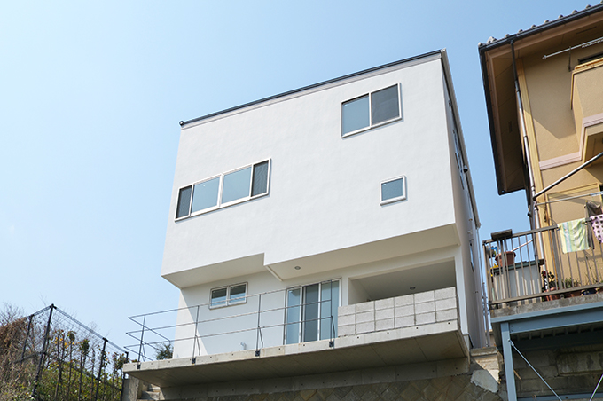 白でスッキリとまとめたモダンな外観