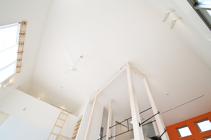 天井高を広くとった開放的な室内