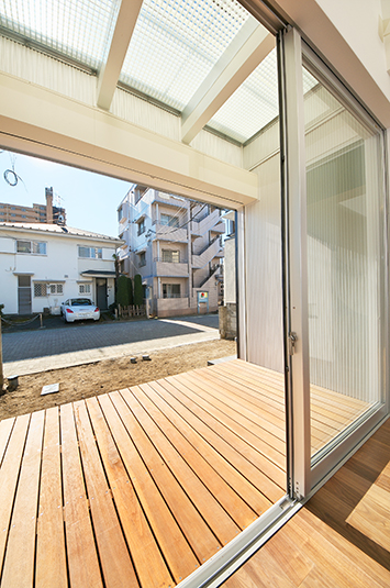 庭に面したウッドデッキのサンルーム