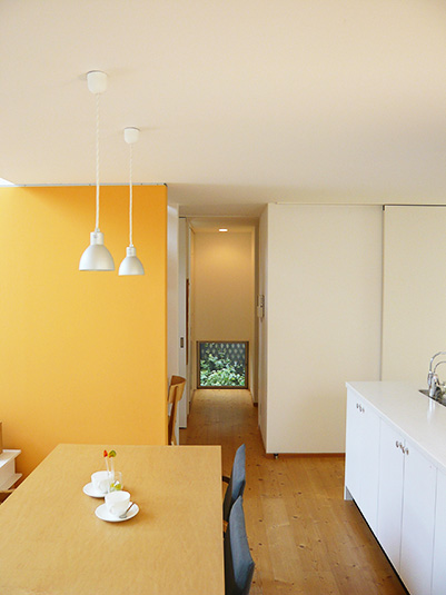 床の高さに設けた地窓