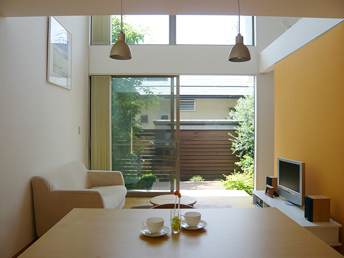 デッキにつながる吹き抜けリビング