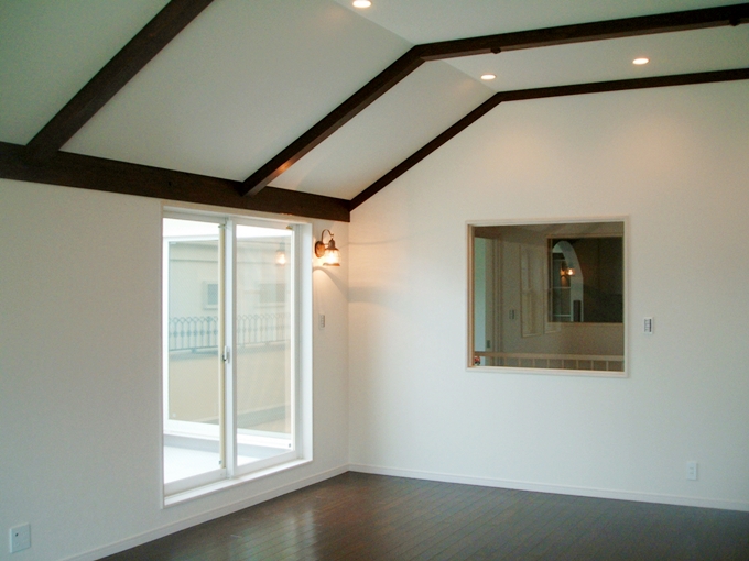 天井に勾配のある寝室